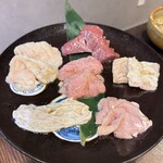 炭火焼肉 にく式 - シマチョウ・塩テッポウ・シビレ
      　・ハツ・上ガツ・下町ホルモン