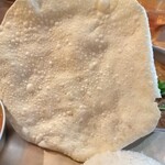 マロロガ バワン - パパド。塩味が効いている｡