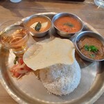 マロロガ バワン - 後からミニティー(1番左)も出て来た。