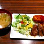 北極星 - 先に牛ハラミステーキ・カニクリームコロッケ・サラダ・みそ汁