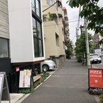 三宿 KEVELOS - 世田谷公園入口方面からのお店（左側、半地下）の眺め