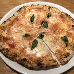 三宿 KEVELOS - 平日ランチマルゲリータ（サラダ、ピーチティー付き）：１３００円。衝撃的な美味しさと高ＣＰ！