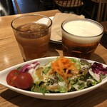 三宿 KEVELOS - 平日ランチマルゲリータ（サラダ、ピーチティー付き）：１３００円のサラダ、ピーチティー。ランチクラフトビール（ブルックリンラガー）：５００円。