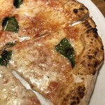 三宿 KEVELOS - 平日ランチマルゲリータ（サラダ、ピーチティー付き）：１３００円。衝撃的な美味しさと高ＣＰ！