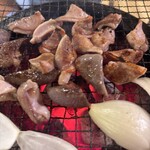 馬場ホルモン - ドサっと網に乗せましょう