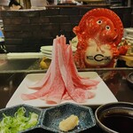 まど居 - コーネ刺し✨
      口溶けよいお肉タワーは絶品✨