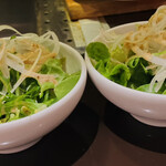まど居 - お肉にはサラダが付きます✨