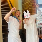 まど居 - 大将と私で仲良くパシャリ✨(Takaクシー撮影)
      