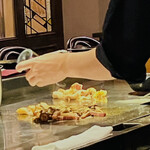 まど居 - キノコソテー(海老プラス)が作られてます(๑ᵒ̴̶̷͈᷄ᗨᵒ̴̶̷͈᷅)و✨