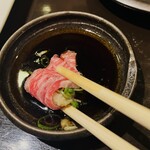 まど居 - オニオンスライスと葱しょうがを巻いていざ甘めのお醤油へダイブ。。°°。。ﾍ(｡`･з･)_。。✨✨