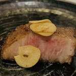 まど居 - 美しきサーロイン霜降り断面とガーリックの絶妙なバランス✨