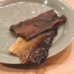 木挽町 とも樹 - 琵琶マスの皮と昆布の炙り