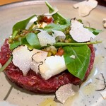 aniko enoshima - 馬肉タルタル モッツァレラとトリュフ。さっぱり赤身に添えられたトリュフから塩気と輪郭が感じられる。