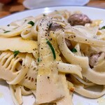 aniko enoshima - 筍とサルシッチャのペペロンチーノ。決してオイリーではなく塩気も控えめ。パスタの塩気と肉々しいサルシッチャの旨味と筍の滋味が合わさる。