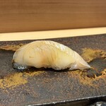 壽志 丈太朗 - 平目は4日間 塩〆で寝かせアクセントに松の葉昆布を✨️