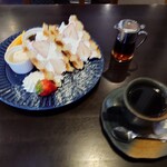 オリーヴの木 - 料理写真:一番興味の湧いた

●ドリップコーヒー❔　550円
（注文はホットコーヒーとだけ言った）

●フルーツワッフルサンドモーニング　＋400円

合計　950円　を注文してみた