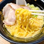 プラザ・屋台 - 味噌ラーメンの麺
