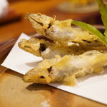 瞬 - 初々しく初夏のような香りが弾け、エグみとともに生命の力強さを一口で表現させる。