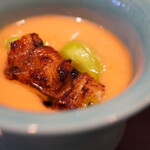 瞬 - トマトの清涼感に添えるえんどう豆。乗せた焼き身のあぶらを滲ませながら、味に厚みを出すオイリーな口当たり。 これから始まるコースを優しく迎え入れるようにアイドリングさせる。