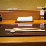 瞬 - カウンター
      靴を脱いで上がるため、足元から開放感を感じさせる。