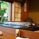 瞬 - 炭焼き台と真上には大きな排気ダクトを備え、趣きある空間にマッチさせている。