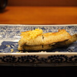 瞬 - ●白焼き
      黄色く摺りおろしたのは国産のマカ。