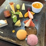 ルヴェール - ◉ デザート盛合わせ&カフェ
      　☘️ 宝石箱をひっくり返したイメージ✨
      　　アメリカンコーヒーと共に楽しめました