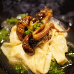 瞬 - 肝が持つダイナミックな苦みが一瞬で駆け抜け、そして甘みへと移ろう。 湯葉の甘みとわらびの趣きある味わいが素朴な美味しさのバランスを見事に形成。花山椒も贅沢なアクセントにして。