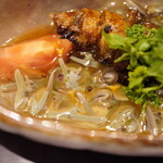 瞬 - 噛むほどに柔らかく降りてくる薫香とタレの旨味。じゅんさいと花山椒の清涼感を軸にしながら、尾鰭の旨さがしっかり浮き彫りに！ メインの鰻への期待は必然と高まるばかり。