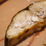 瞬 - 炭火の抜群の薫香感と脂の高まりを感じさせるふわジュワーの身。 塩を煌めかせて旨味の輪郭を愉しみ、味噌のコクと旨みでクセにさせる。