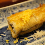 瞬 - 白焼き自体は余分な脂を落とされて凝縮した旨味を全面に主張し、塩で際立つクリーミー且つ厚みのある旨さ！ 尻尾に進むほどクリスピーに香ばしく、マカとの相乗で味に深みが生まれる。計算する食材の領域の広さに驚かされる逸品。