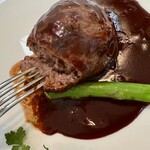 ルヴェール - ☘️ 想像以上に大きなハンバーグ！
      　　肉汁いっぱいの満足なものでした！
      　　濃いめのソースと甘さを加えた大根の
      　　コンフィーが混ざり合うと、
      　　丁度良い美味しさに…