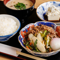 【名物】黒毛和牛の肩バラ肉のすき焼き定食　温泉玉子付き