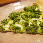 瞬 - 生地はレアと感じさせるほどにモッチモチ！ アスパラから引き出されるミネラルに甘みと香りが乗り、花山椒の風味に抱かれる至極の一枚。 めちゃくちゃ美味しい！