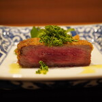 瞬 - ●牛カツ
      サカエヤさんの牛肉はこのためだけに仕入れている贅沢仕様。クレソンをオリーブオイルで和え、ここにも花山椒をあしらう。