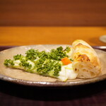 瞬 - ●アスパラと花山椒のピザ
      アスパラは北海道より空輸された立派なサイズ。そして贅沢すぎる花山椒の彩り。