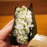瞬 - ●釜炊き木の芽ご飯 手巻き
      木の芽を混ぜ込んだご飯を海苔で包み、塩のみを散らした手巻き。