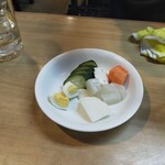 もつ焼 信 - お漬物　こんにゃくと卵があります