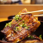 瞬 - 薫香、タレの厚み、身のハリと食感、芯のある旨味、そして風味が合わさると、今までに感じた事のない一体感としてグッと胸に押し寄せる。 一つの命を職人が見事に仕立て、"いただく"ということの真価を受け止めることができました。