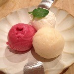 ココン カフェ - アイスクリーム３種の亜ソート。赤果肉ピーチ、洋梨、マスカルポーネ。