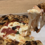 400℃ - PIZZA「マルゲリータ」(持ち上げ撮影)
