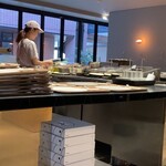 400℃ - 女性店員さんが1人で切り盛りし､ピザを焼き上げてました♪