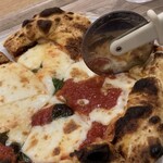 400℃ - PIZZA「マルゲリータ」(切り分けて､いただきます♪)