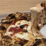 400℃ - PIZZA「マルゲリータ」(持ち上げ撮影)