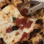 400℃ - PIZZA「マルゲリータ」(切り分けて､いただきます♪)