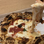 400℃ - PIZZA「マルゲリータ」(持ち上げ撮影)