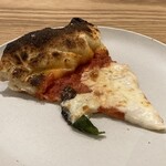 400℃ - PIZZA「マルゲリータ」(切り分け後)