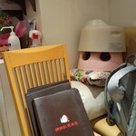 謝甜記 - お子さん用の椅子とクッションが積んである。中華圏ってお子さんに優しいですよね。