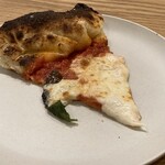 400℃ - PIZZA「マルゲリータ」(切り分け後)