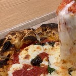 400℃ - PIZZA「マルゲリータ」(持ち上げ撮影)